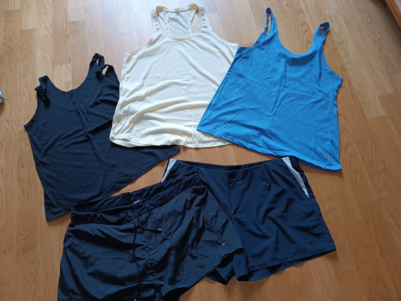 Lotti di vestiti: Diverse Sportkleider, Grösse M/L – Usato da Luzern venduto da sim_lqq2