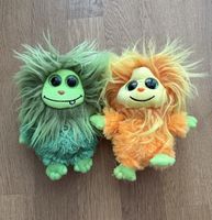 Zwei kuschelige Glubschiplüschtiere-Monster