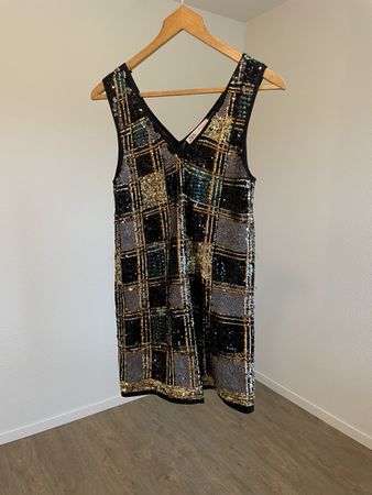 Kurzes Kleid mit goldenen Pailletten von Zara, Größe S .