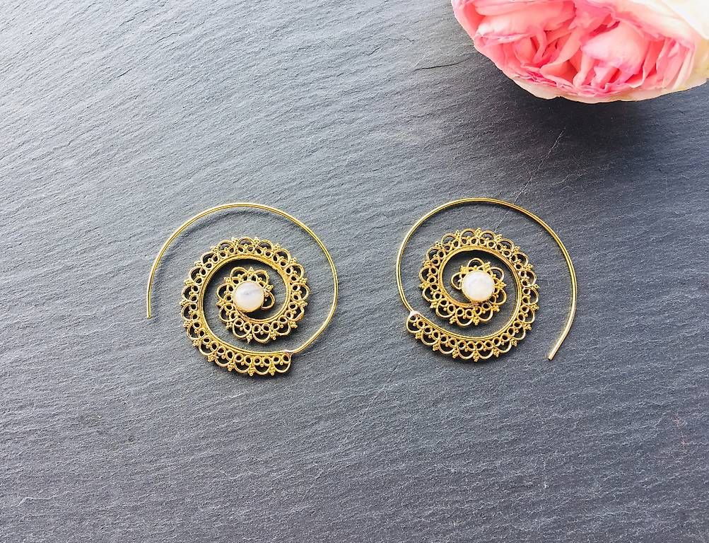 Boucles d'oreille: Neue Spiral-Ohrringe mit Stein – D'occasion à Oberwil b. Zug par Temuera