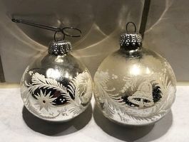 2 Stück silberfarbene Weihn. Kugeln m. Glitzer-Ornamenten