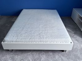 Bettgestell weiss mit Lattenrost und Matratze