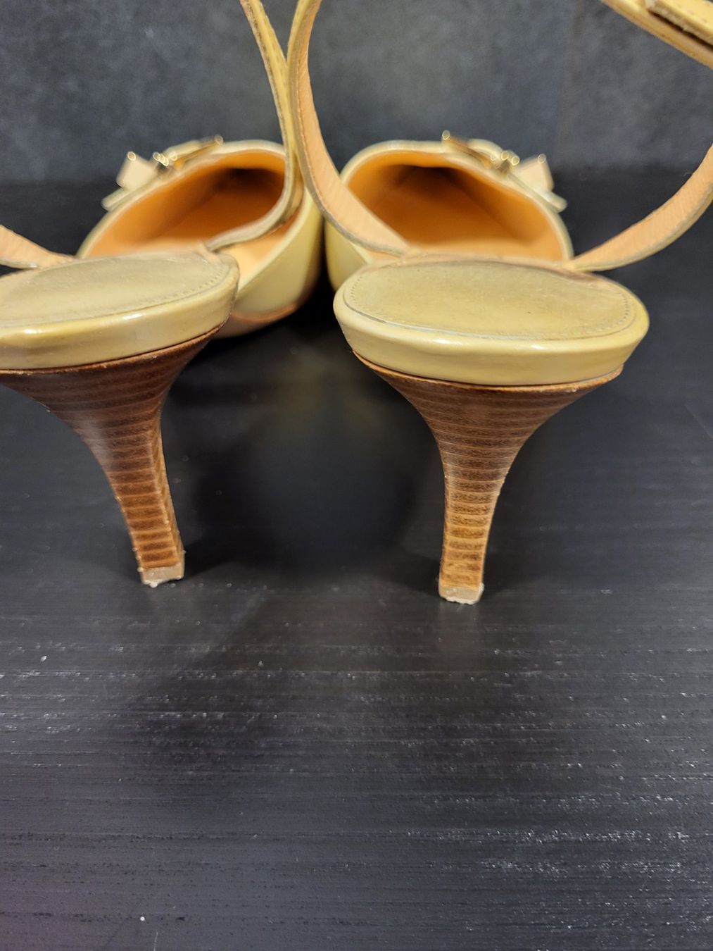 Louis Vuitton Scarpe da donna: Louis Vuitton Slingpumps beige Lackleder Grösse 40 – Nuovo (secondo la descrizione) da Locarno venduto da ernsthofmann 2