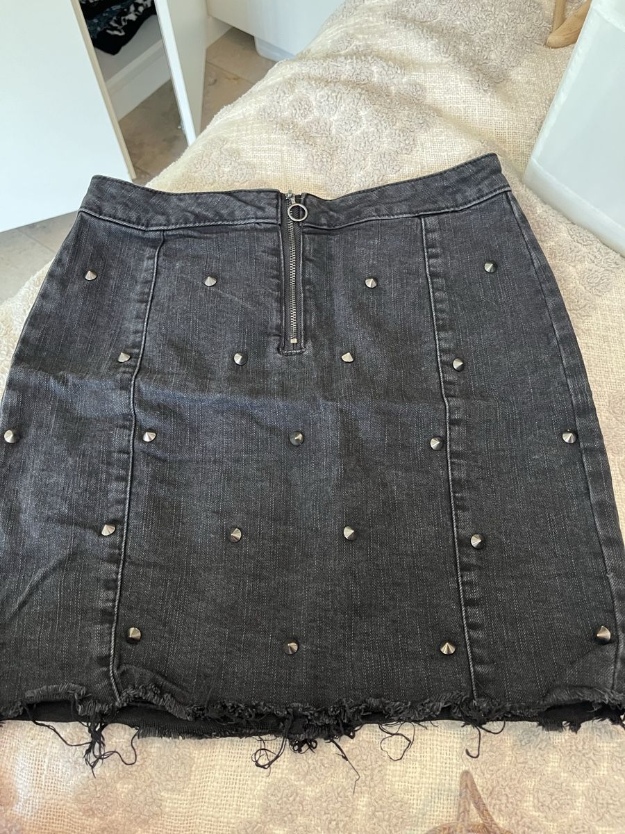 Gonne: Schwarzer Jeansrock mit Nieten, Grösse S – Usato da Gockhausen venduto da Lali013