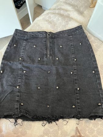 Schwarzer Jeansrock mit Nieten, Grösse S
