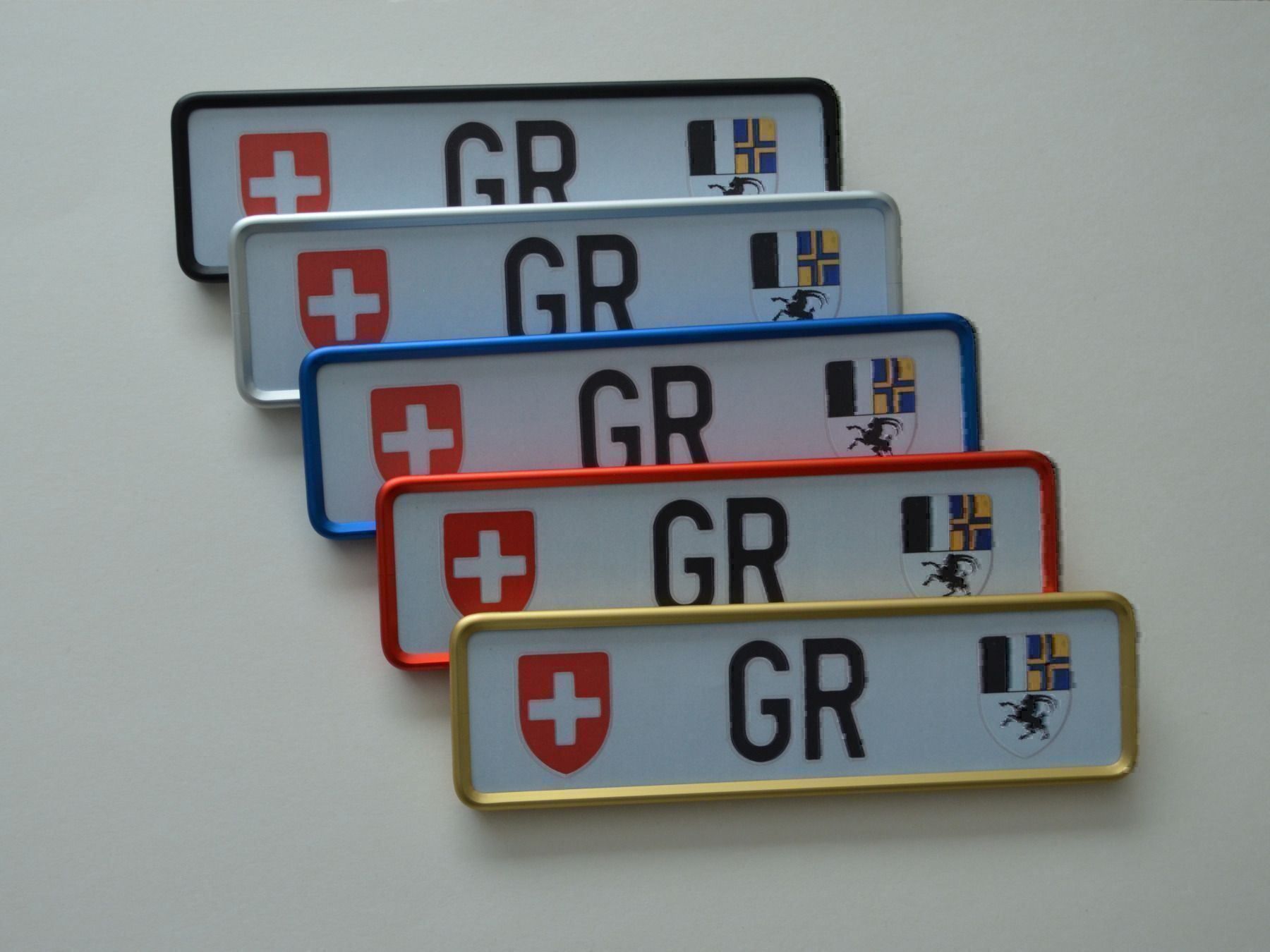 Insegne: Kennzeichenhalter aus Aluminium Blau – Nuovo e nell'imballaggio originale da Chur venduto da Bart88 1
