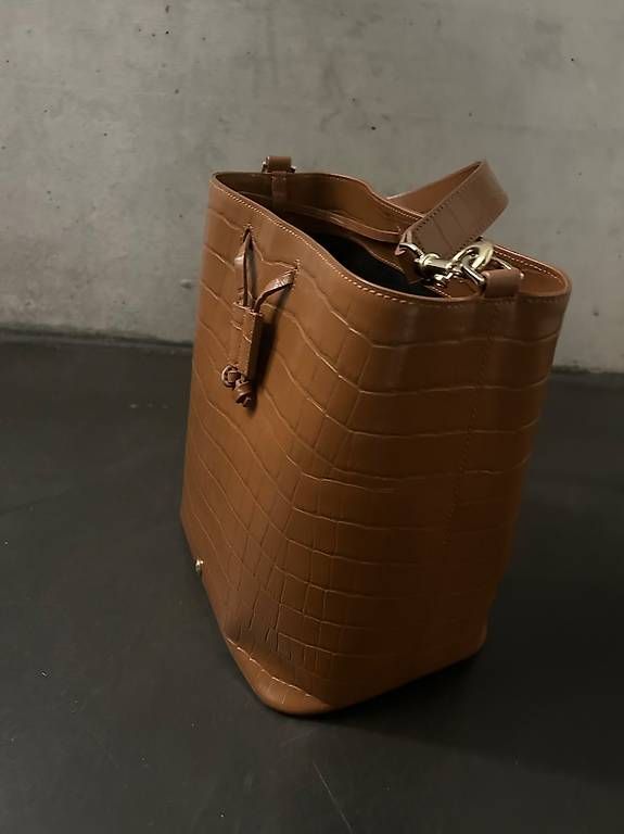 Aigner Sacs femmes: Aigner Beuteltasche , braun – Neuf (Voir description) à Zug par Leika310809 1
