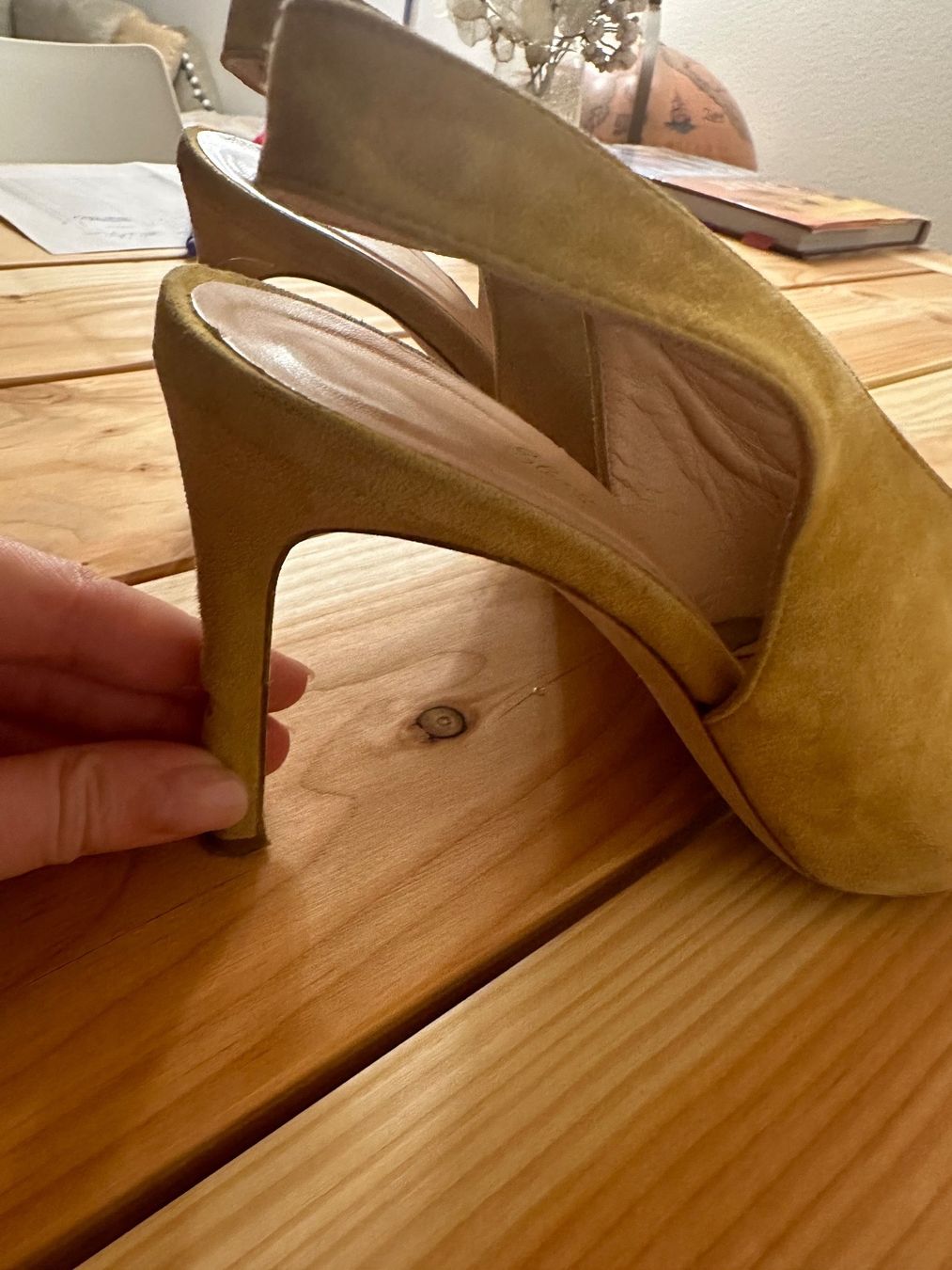 Scarpe da donna: Ockerfarbene Pumps, Italienischer Wildleder – Usato da Cham venduto da ninochka02 1