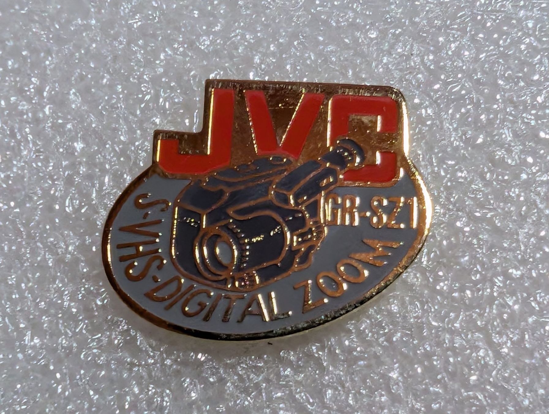 Plaquettes & Badges: Ansteckpin 254: JVC – D'occasion à Oppligen par Pin-Fall-Shop