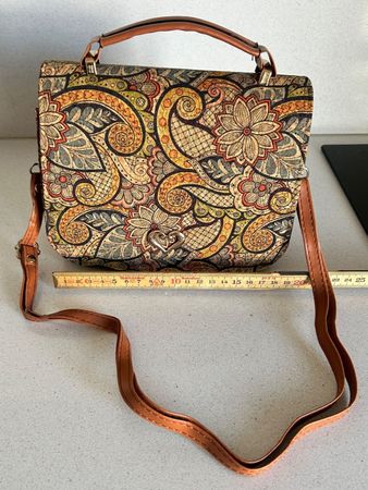 Handtasche mit Korkbeschichteter Oberfläche u. Magnetverschl