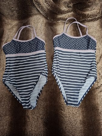 2x Badekleid Gr. 122 Migros Kids für Zwillingsmädchen 