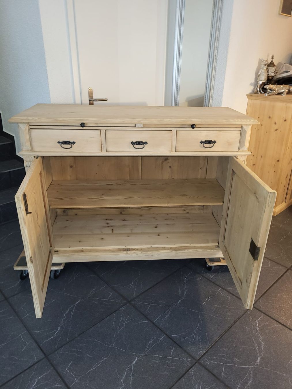 Commodes: Wunderschöne antike Kommode/Anrichte restauriert – D'occasion à Hofstetten SO par famburgert 4