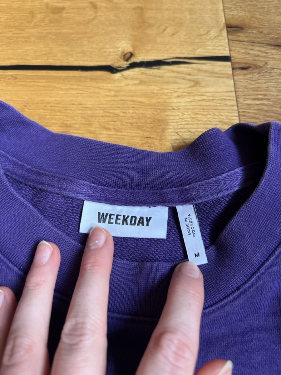 Weekday Pullover & Sweatshirts: Weekday Sweater Grösse M Lila – Gebraucht aus Näfels von nat_y6ms 1