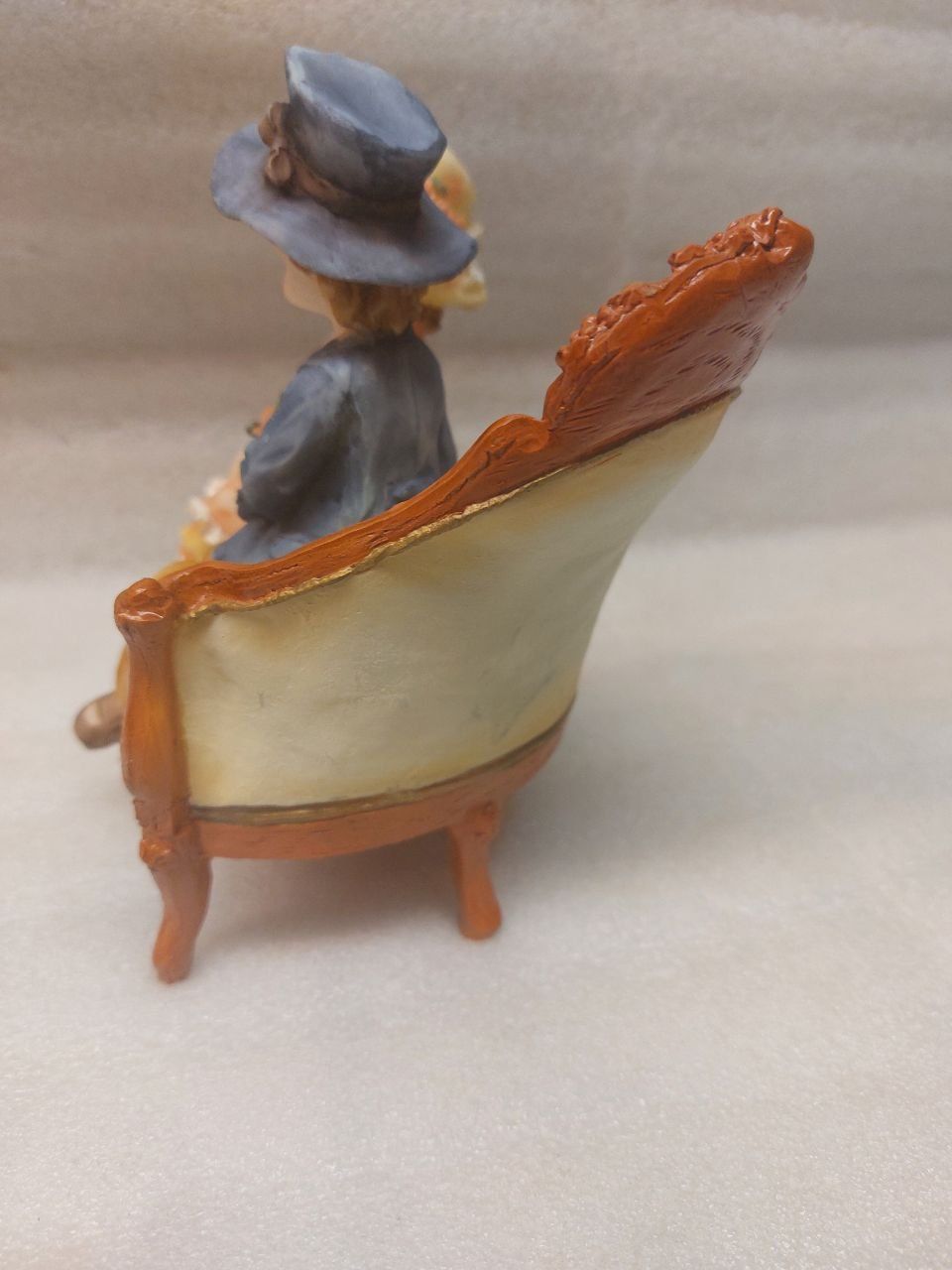 Statuette: Figurine depicting a romantic couple on a small sofa. – Usato da Pambio Noranco venduto da TREBORLOP 3