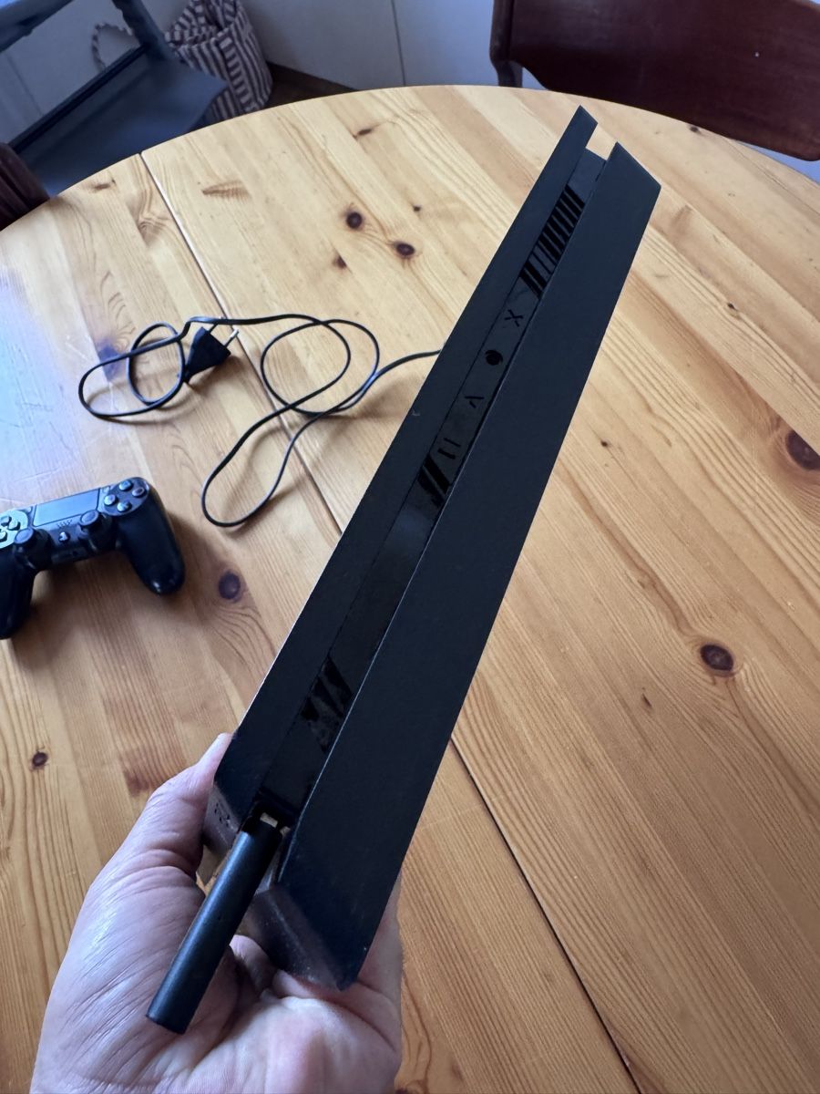 Sony Console: Console Sony PlayStation 4 Slim avec manette et cbles – Usato da Vesenaz venduto da miguelfdfrade 6