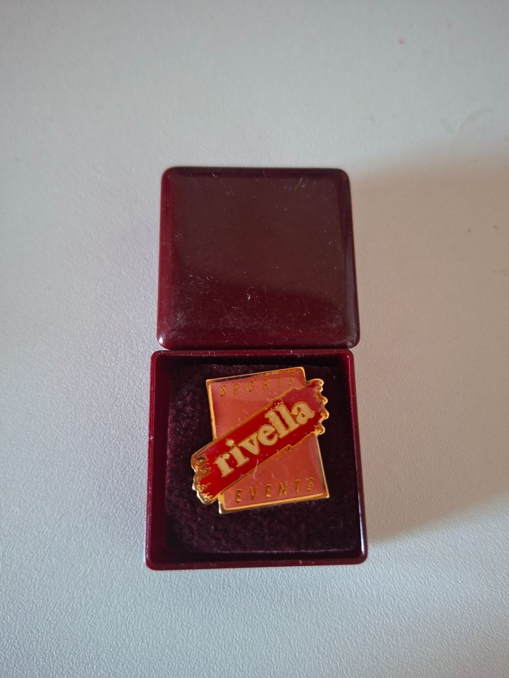Placchette & Badge: Pin Rivella "Sports Events" mit Schatulle – Usato da Erlinsbach venduto da pfunky