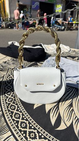 Handtasche Guess weiss mit Goldkette neu