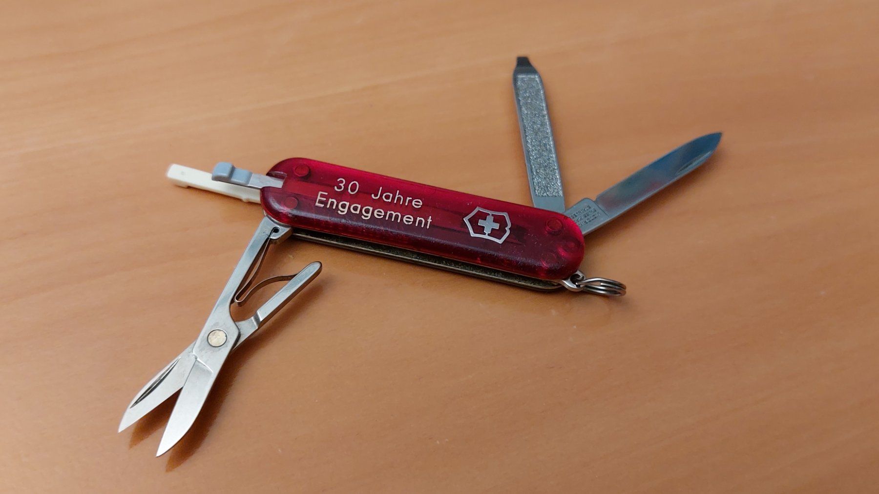 Victorinox Taschenmesser: VICTORINOX 2 Classic Knifes Sonderedition – Gebraucht aus Rotkreuz von CLASAX 2