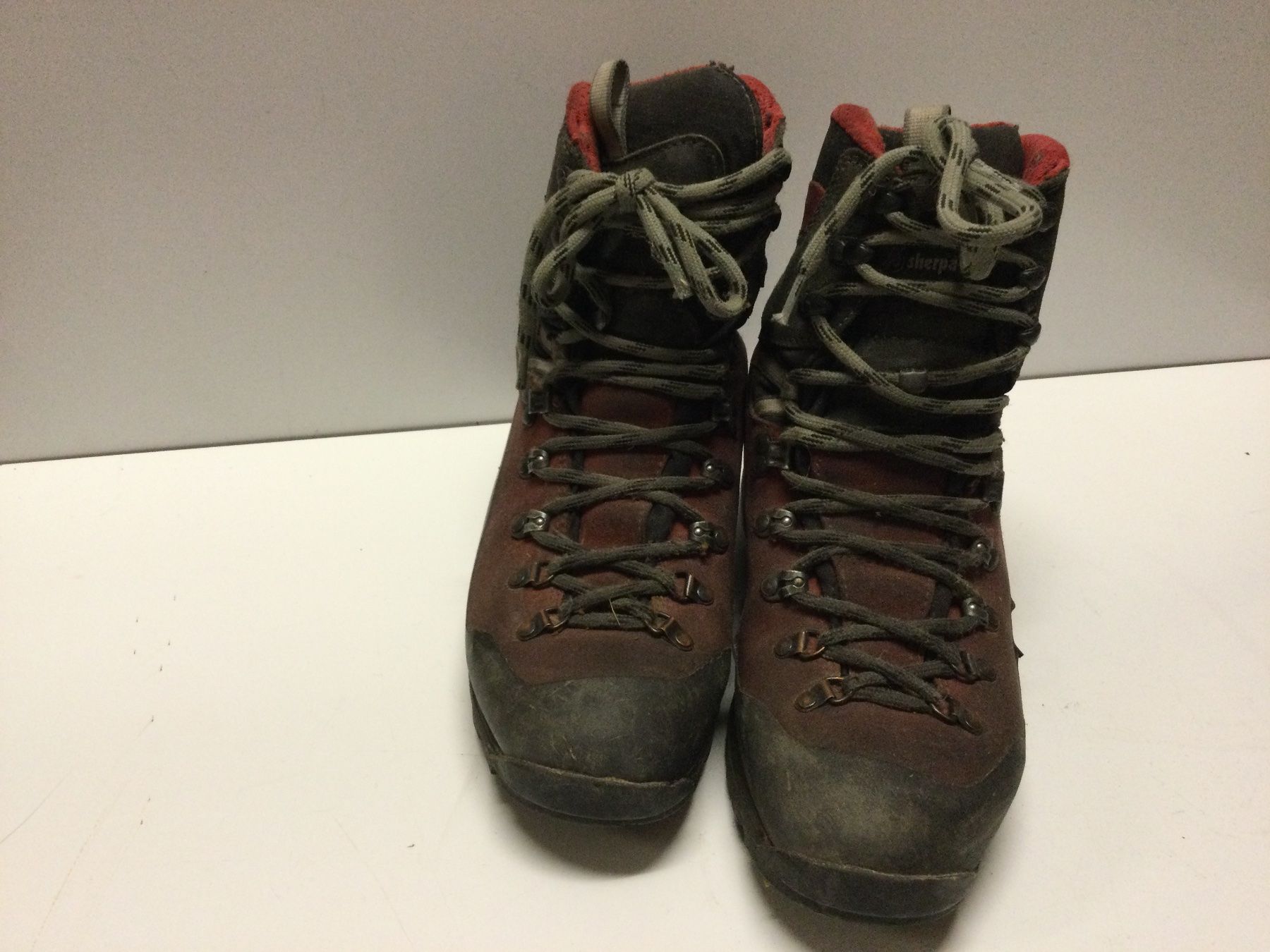 Sherpa Scarpe da uomo: Sherpa Wanderschuhe (42,5) – Usato da Achseten venduto da polarw