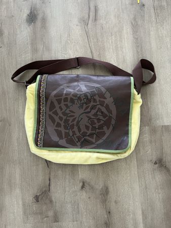 Trendige Umhängetasche mit speziellem Design nici