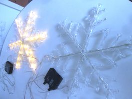 2 leuchtende Plexiglassterne zum Aufhängen