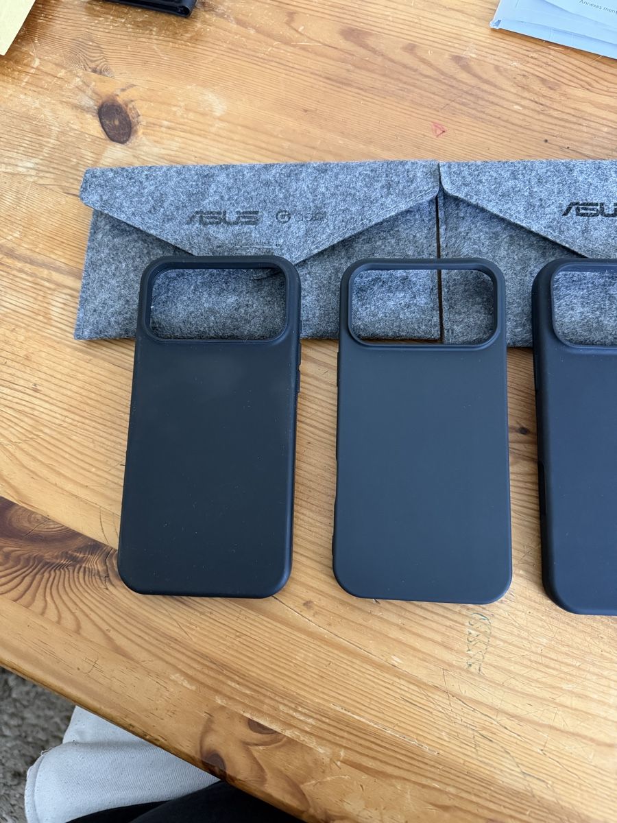 Asus Cover & Protezioni schermo: 3x coques IPhone 17 pro max Asus – Nuovo (secondo la descrizione) da La Chaux-de-Fonds venduto da CGL_watches16y 1