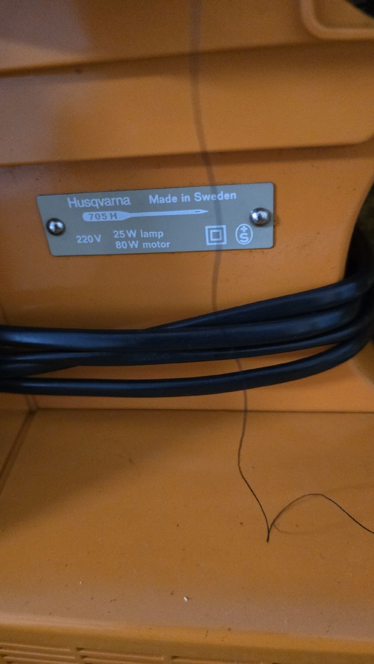 Husqvarna Machines à coudre: Machine à coudre Husqvana 2000  – Défectueux à Brügg BE par ame_gjp8 2