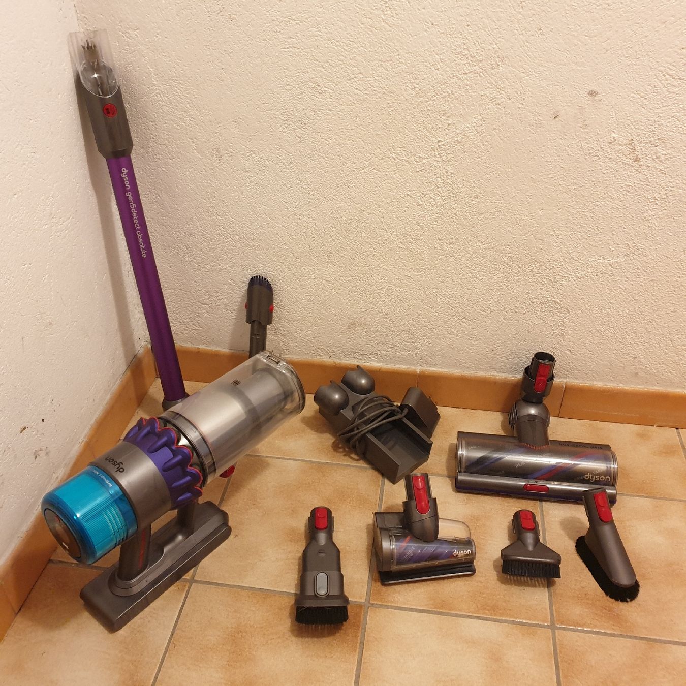 Dyson Aspirateurs & Accessoires: Staubsauger Dyson Gen5detect Absolute – D'occasion à Saxonne (Ayent) par SnowRoof