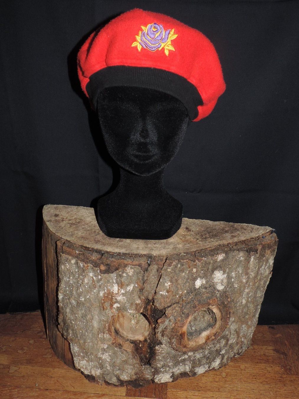 Copricapi, berretti & cappellini: béret rouge avec fleur – Usato da Genève venduto da Axelle333 6