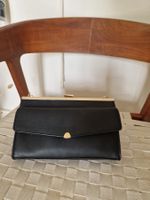 Elegante Handtasche, schwarz, neuwertig, mit Goldakzenten.