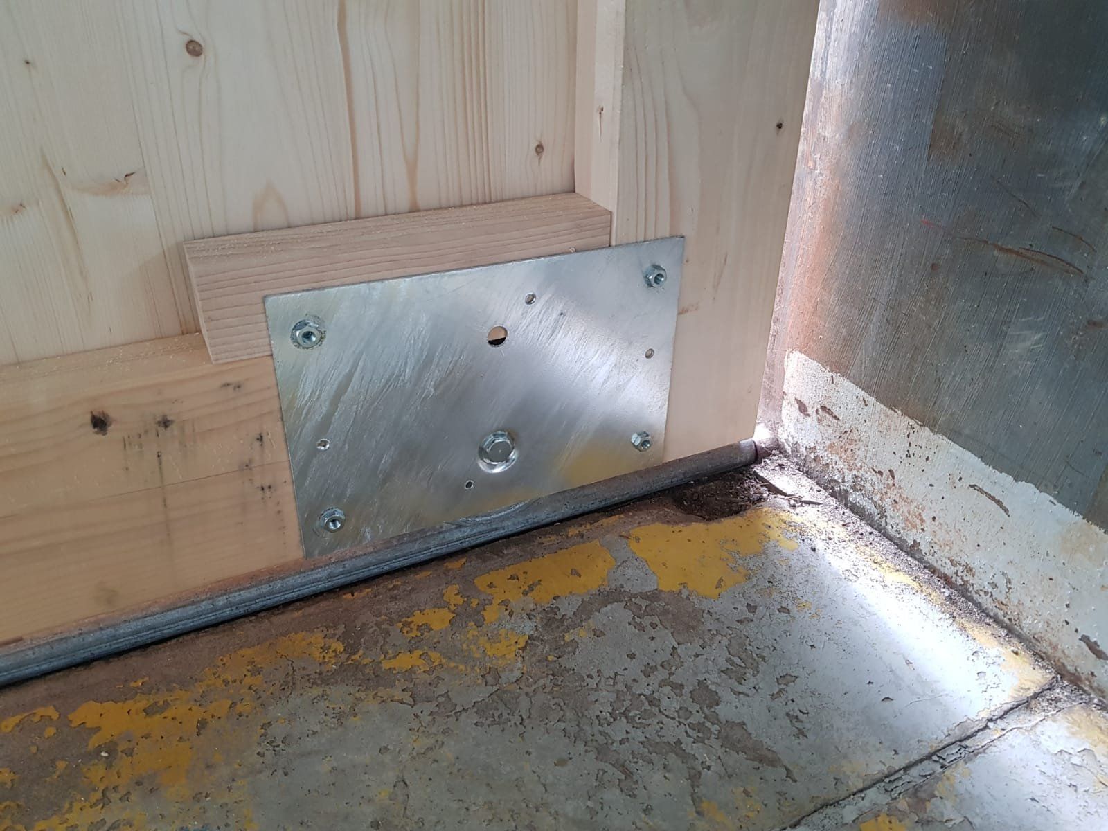 Porte: Holztor mit Rollen Höhe 3.8 Meter / Breite 3.66 Meter – Usato da Zug venduto da Qayqay0 3