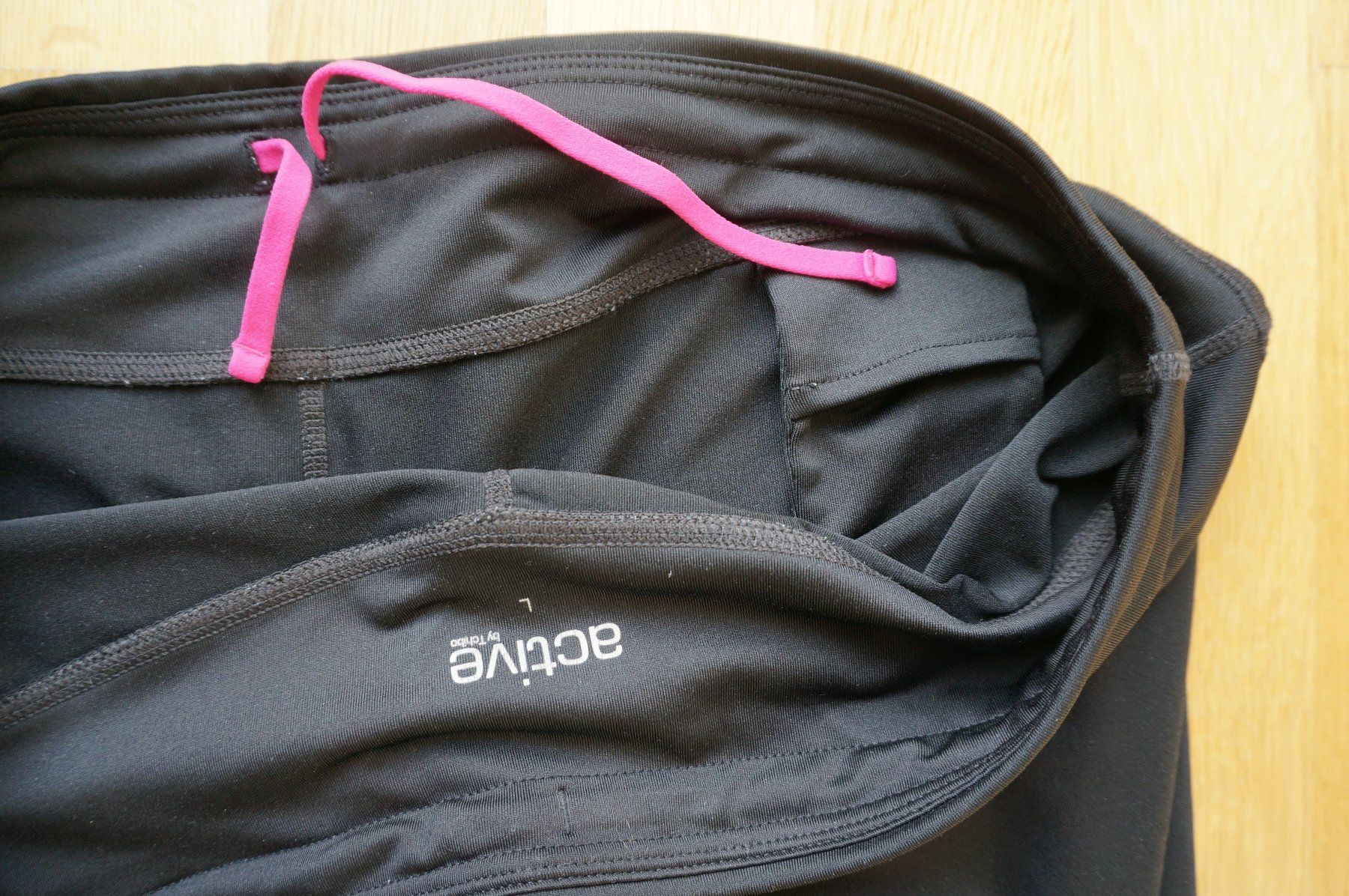 Tchibo Pantaloni: Schwarze Sporthose | Tchibo * L – Usato da Basel venduto da AufeinenBlick 4