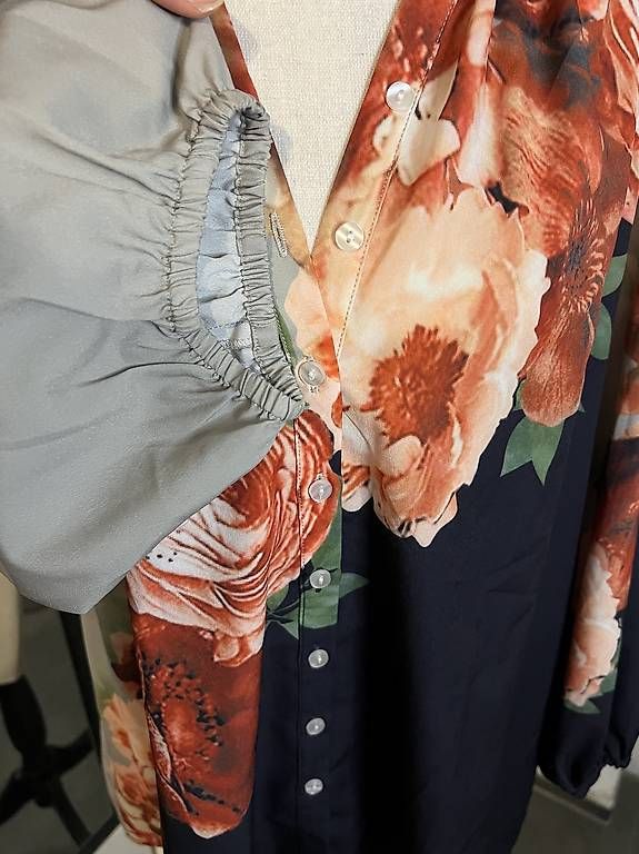 Camicette: Bluse mit Rosenprint - Grösse ca. XL  – Usato da Urdorf venduto da Marybyii 3