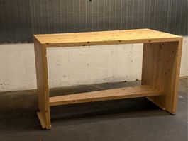 Massgefertigter Stehtisch aus Holz – Unikat
