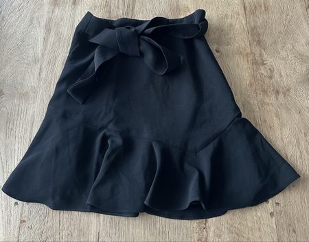 Schwarzer Volantrock Gr. 34 NA-KD, wie neu!