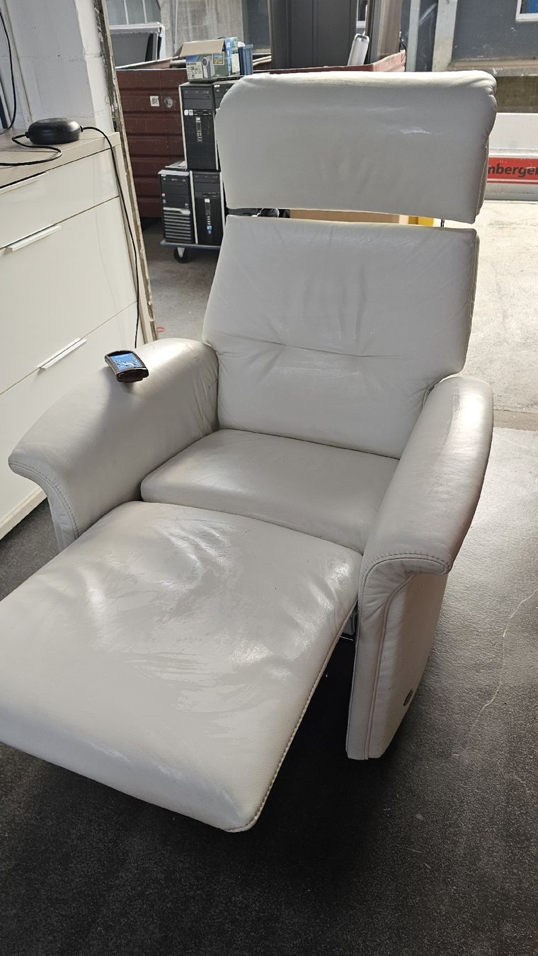 Fauteuils: Sessel Cumulus Leder weiss mit Aufstehhilfe Sitzfunktion – D'occasion à Koppigen par Bracher_Mail-House 3