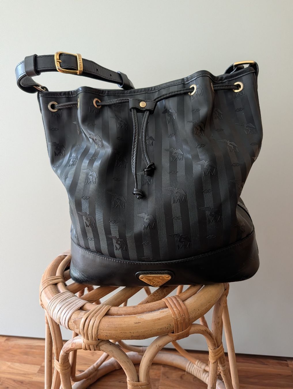 Maison Mollerus Sacs femmes: Maison Mollerus Beuteltasche schwarz mit Gold – D'occasion à Zürich par Time14