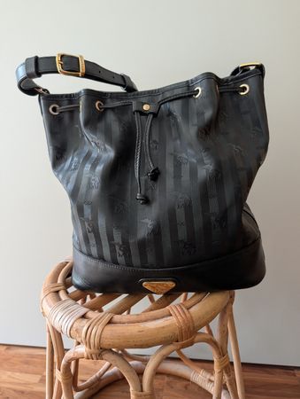 Maison Mollerus Beuteltasche schwarz mit Gold
