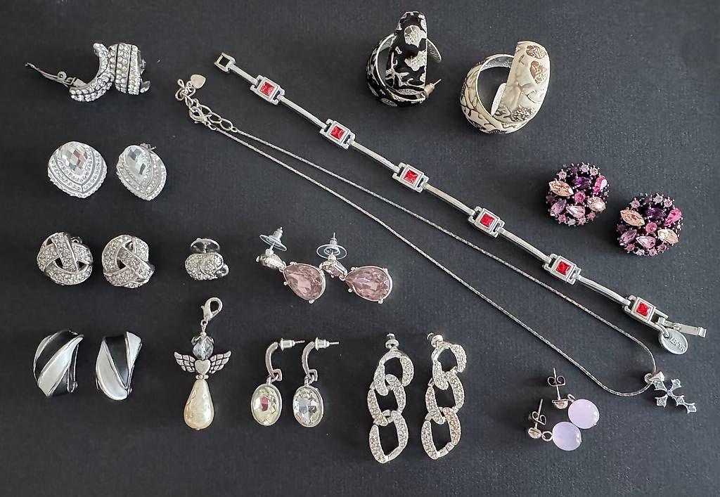Altri gioielli: Modeschmuck Konvolut, silberfarben. – Usato da Berlingen venduto da AndreaHB.