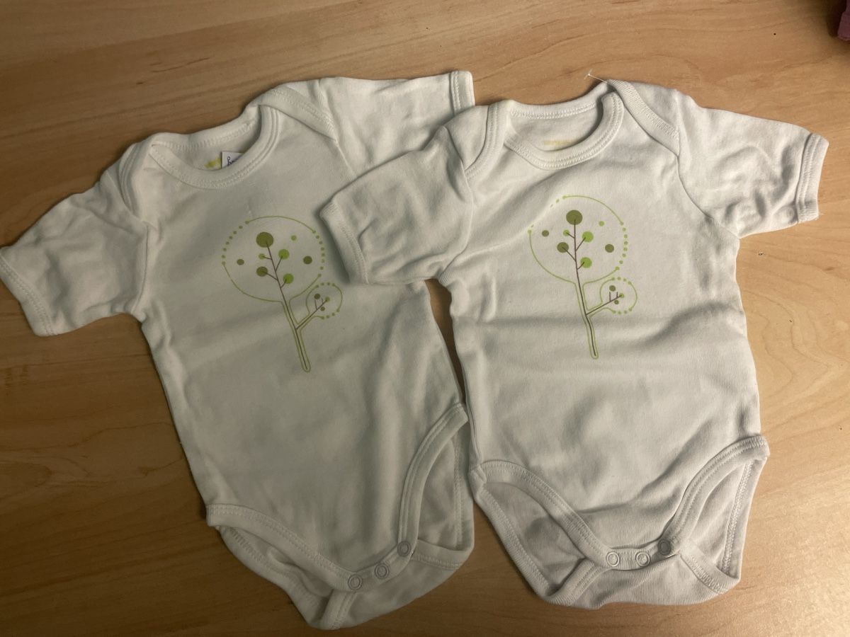 Biancheria intima: 2 Vertbaudet Bodys, Gr.60 mit Bäumchen-Motiv, Frühling – Nuovo (secondo la descrizione) da Obergerlafingen venduto da cabo4