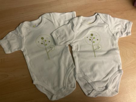 2 Vertbaudet Bodys, Gr.60 mit Bäumchen-Motiv, Frühling