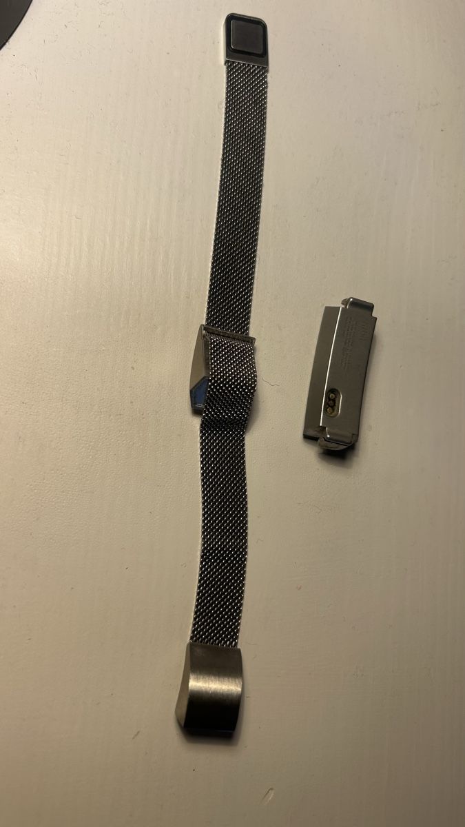 Armbänder & -reifen: Armband, magnetisch Fitbit, Edelstahl Silber – Gebraucht aus Münchenstein von einElement 1