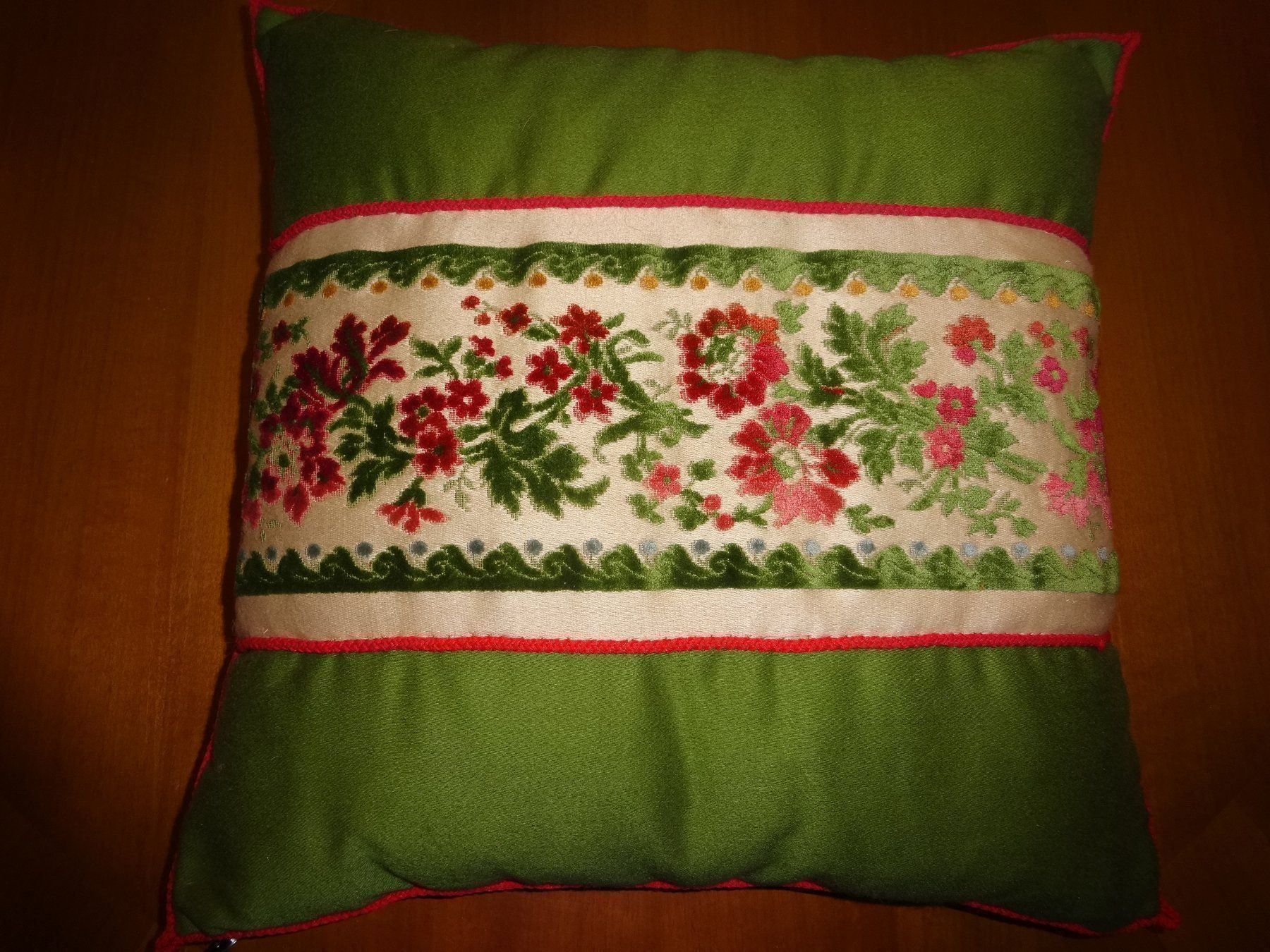 Cuscini: Coussin décoratif en satin – Nuovo e nell'imballaggio originale da Biel/Bienne venduto da milamila02 2