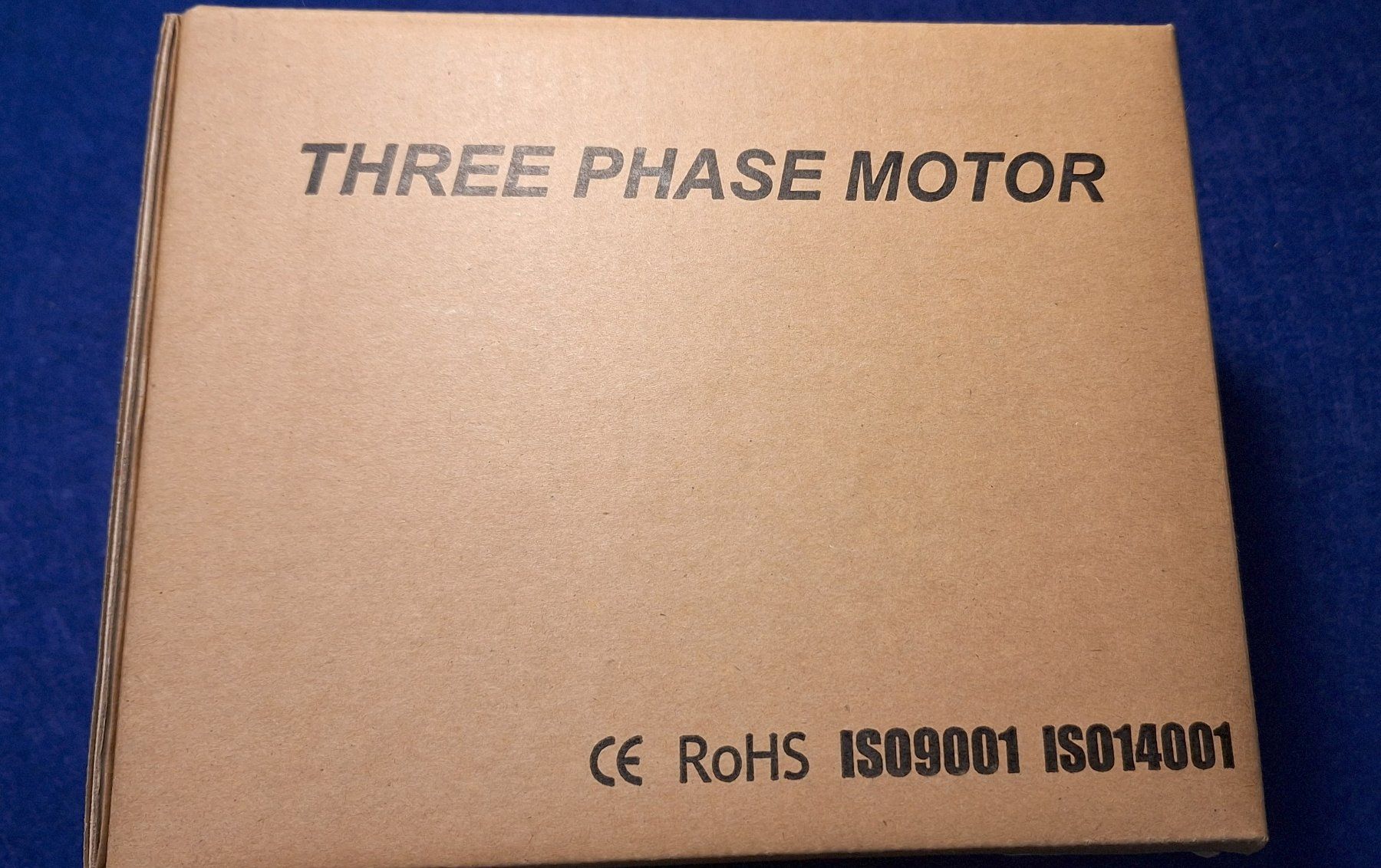 Motori: Moteur triphasé Lenze MDERAXX063-32V1 – Nuovo e nell'imballaggio originale da Bussy FR venduto da 023 5