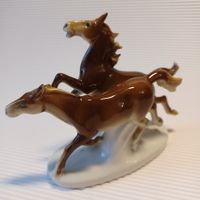 PORZELLANFIGUREN.  PFERDE. Sehr schön.