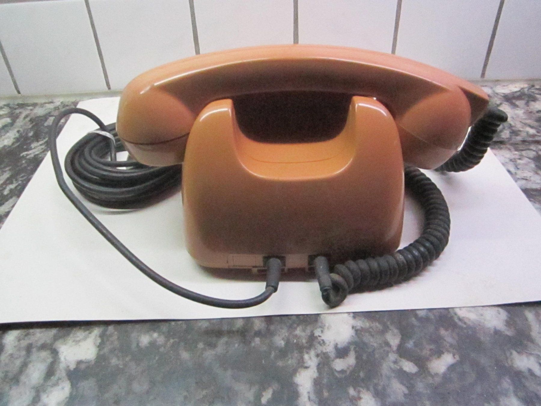 Telefoni: Telefon mit Tasten-in farbe-Braun. – Usato da Mellingen venduto da Wupper 1