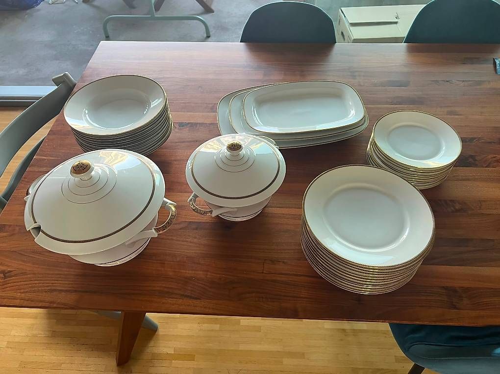 Set di piatti: Geschirrset mit Goldrand – Usato da Zürich venduto da jug01