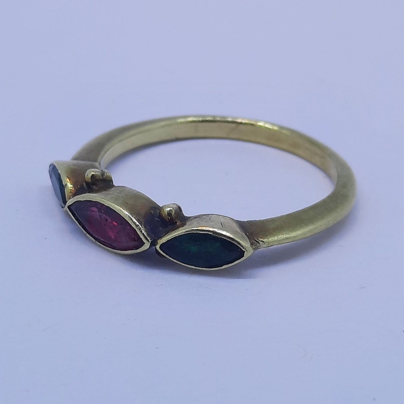 Anelli: Entzückender Goldring mit Edelsteinen – Usato da Unterägeri venduto da Altgoldschmuck 1