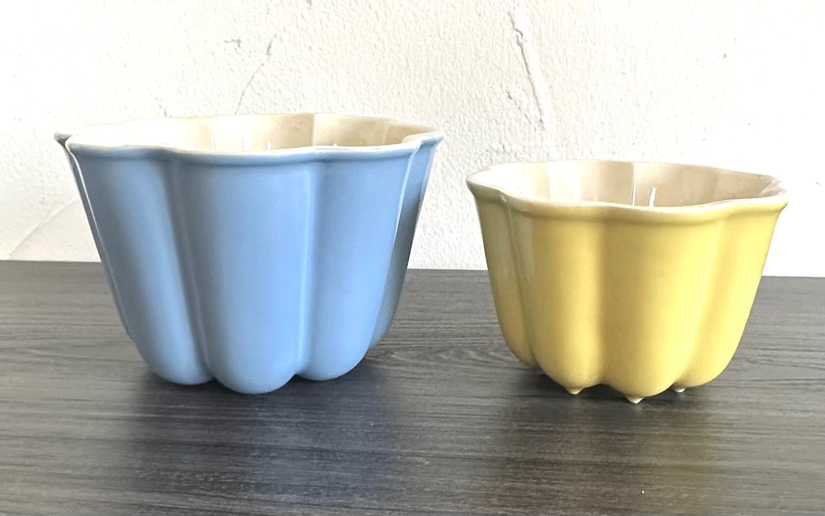Rössler Ciotole: 2 Rössler Pudding Form, Blau & Gelb,   Ø 17/12 cm – Usato da Zürich venduto da brazerola 2