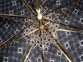 Eleganter Vintage Regenschirm, Schwarz/Beige gemustert,